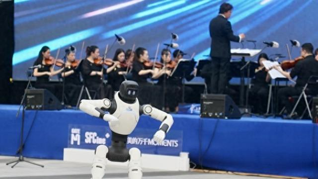 上海爱乐亮相2026世界人工智能大会，机器人来伴舞