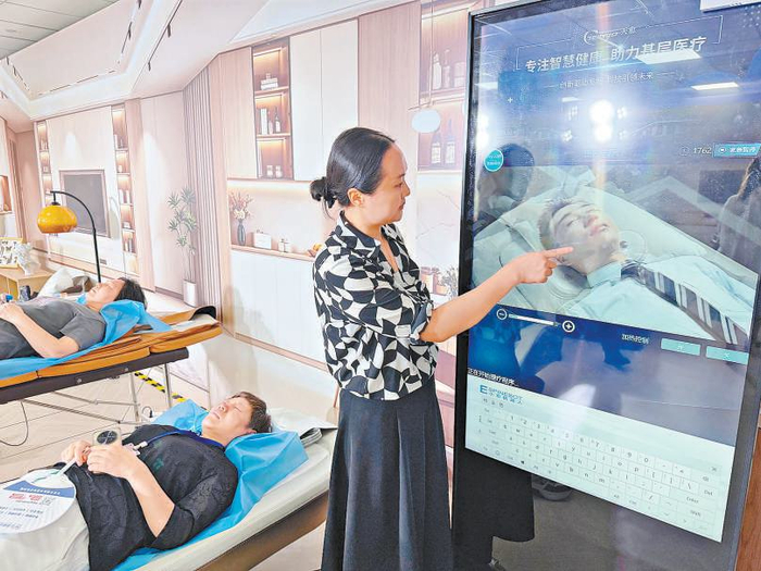 20台养老机器人免费给独居老人用半年