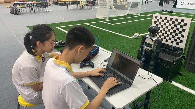 机器人运动会看点前瞻｜少年“工程师”暑期备战机器人足球赛