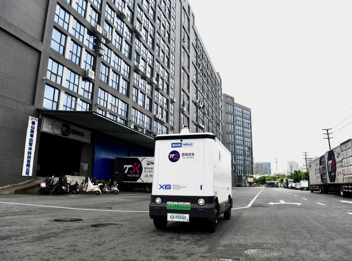佛山街头巷尾跑起无人车，制造业重镇探路末端配送新空间